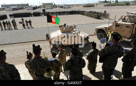 Britische und afghanische Truppen stehen im Camp Shorabak in der Provinz Helmand in Afghanistan Seite an Seite, um das Gedenken erstmals gemeinsam während einer Sonderparade zu markieren. Stockfoto