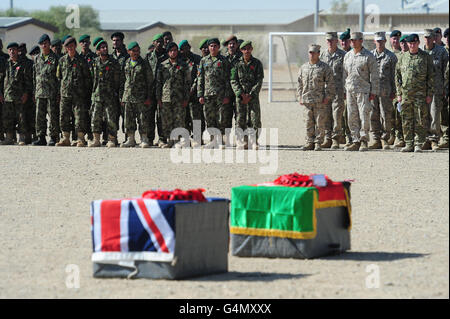 Britische und afghanische Truppen stehen im Camp Shorabak in der Provinz Helmand in Afghanistan Seite an Seite, um das Gedenken erstmals gemeinsam während einer Sonderparade zu markieren. Stockfoto