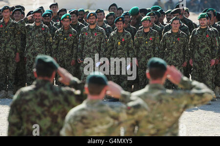 Britische und afghanische Truppen stehen im Camp Shorabak in der Provinz Helmand in Afghanistan Seite an Seite, um das Gedenken erstmals gemeinsam während einer Sonderparade zu markieren. Stockfoto