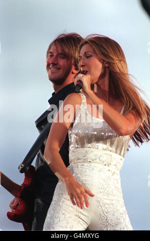 Die kanadische Sängerin Celine Dion tritt am ersten Tag ihrer UK-Tour im Don Valley Stadium in Sheffield auf. Stockfoto