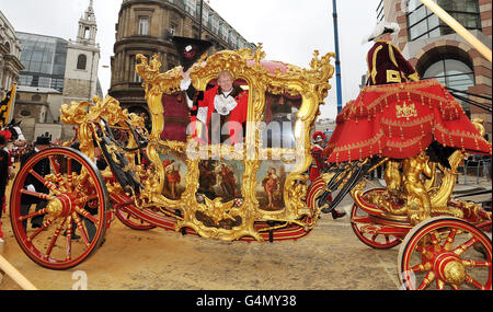 Der neue Oberbürgermeister von London, Alderman David Wotton, winkt aus seinem zeremoniellen Trainer, als er während der jährlichen Lord Mayor's Show das Mansion House in der City of London verlässt. Stockfoto