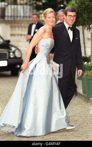 Lady Helen und Ehemann Tim Taylor kommen zwei Tage vor der griechischen königlichen Hochzeit zwischen Prinzessin Alexia, der Tochter von König Konstantin, dem ehemaligen König von Griechenland, und Carlos Morales Quintana zum Galaball im Bridgewater House in Victoria, London, an. * Hochzeitsdatum - Freitag, 9. Juli 1999. Stockfoto