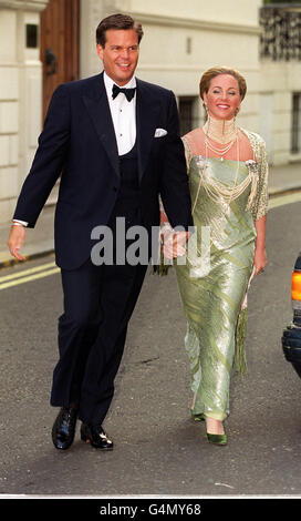 Gäste kommen im Bridgewater House in Victoria, London, zu einem Galaball, der zwei Tage vor der Hochzeit von Carlos Morales Quintana und Prinzessin Alexia, Tochter von König Konstantin, dem ehemaligen König von Griechenland, stattfand. Die Hochzeit findet am Freitag, den 9 1999. Juli, statt. Stockfoto