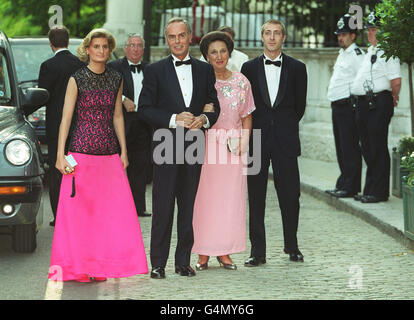 Die Gäste kommen zu einem Galaball in London, vor der Hochzeit am Freitag, 9/7/99 von Carlos Morales Quintana und Prinzessin Alexia, Tochter von König Constantine, dem ehemaligen König von Griechenland. Stockfoto