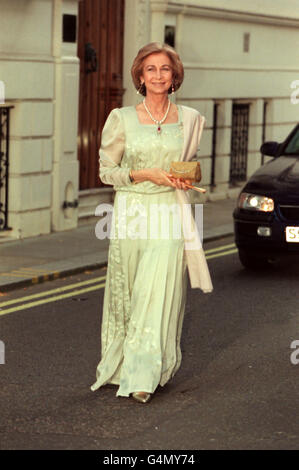 Königin Sofia von Spanien kommt zu einem Galaball in London vor der Hochzeit am Freitag, dem 9. Juli 1999 von Carlos Morales Quintana und Prinzessin Alexia, Tochter von König Konstantin, dem ehemaligen König von Griechenland. Stockfoto