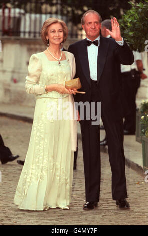 Königin Sofia und König Juan Carlos von Spanien kommen für einen Galaball in London vor der Hochzeit am Freitag von Carlos Morales Quintana und Prinzessin Alexia, Tochter von König Konstantin, der ehemalige König von Griechenland statt. Stockfoto