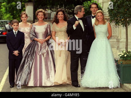 Königin Anne-Marie, ihre Tochter, die zukünftige Braut, Prinzessin Alexia, der ehemalige König Konstantin von Griechenland und Prinzessin Pavlos kommen zu einem Galaball, der vor der Hochzeit von Carlos Morales Quintana und Prinzessin Alexia am Freitag, dem 9. Juli 1999, in London stattfindet. Stockfoto