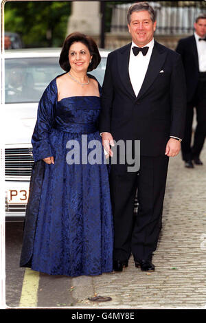 Kronprinz Alexander und Prinzessin Catarina von Jugoslawien treffen zwei Tage vor der Hochzeit von Carlos Morales Quintana und Prinzessin Alexia, Tochter von König Konstantin, dem ehemaligen König von Griechenland, im Bridgewater House in Victoria, London, für einen Galaball ein. * Hochzeitsdatum ist Freitag, 9 1999. Juli. Stockfoto