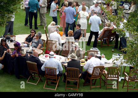 Pferderennen - 2011 Glorious Goodwood Festival - Glorious Sussex Stakes Day - Goodwood Racecourse. Racegoers genießen ein Picknick im herrlichen Goodwood Stockfoto