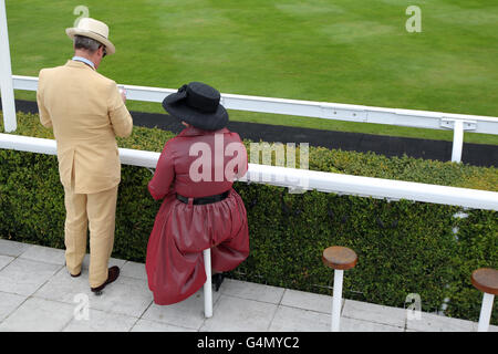 Pferderennen - 2011 Glorious Goodwood Festival - Glorious Sussex Stakes Day - Goodwood Racecourse. Gut gekleidete Rennfahrer Goodwood Racecourse Stockfoto