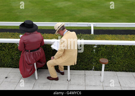 Pferderennen - 2011 Glorious Goodwood Festival - Glorious Sussex Stakes Day - Goodwood Racecourse. Gut gekleidete Rennfahrer Goodwood Racecourse Stockfoto