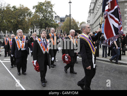 Mitglieder des Evangelischen Orangenen Ordens gedenken des Erinnerungswochenendes mit einer Parade durch Westminster. Stockfoto