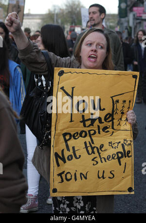 Demonstranten aus der Occupy Dame Street begehen den einmonatigen Jahrestag der Proteste, die vor der irischen Zentralbank in der Dame Street in Dublin abgehalten werden. Stockfoto