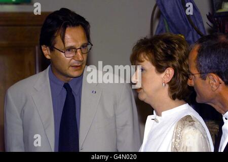 Irlands Präsidentin Mary McAleese und der Schauspieler Liam Neeson, der im Film Jedi-Meister Qui-Gon Jinn spielt, kommen zur Dublin-Premiere von Stars Wars: Episode 1, The Phantom Menace. Stockfoto