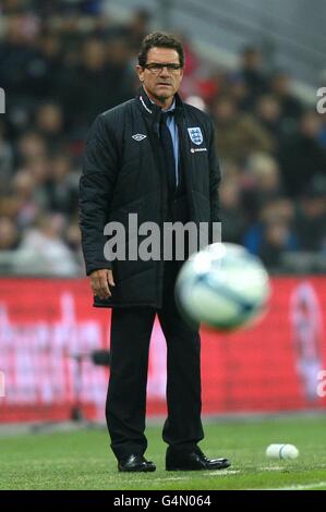 Der englische Manager Fabio Capello schaut von der Touchline aus Stockfoto