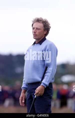 Am dritten Tag der British Open Golf Championship 1999 in Carnoustie, Schottland, zeigt sich Bernhard langer, Deutschlands enttäuschter Dritter Green. Stockfoto