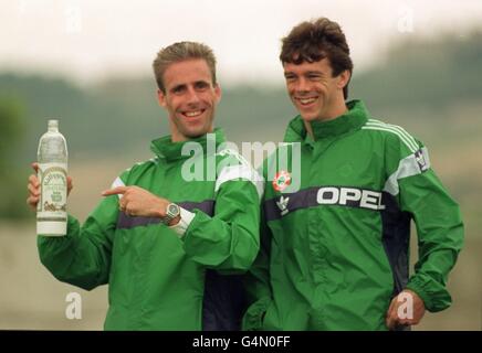 Fußball - Irland Training - Malta. die irlands Mick McCarthy und David O'Leary posieren mit Wasserflaschen der Ballygowan Springs Water Company Stockfoto