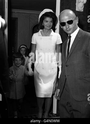 Jackie Kennedy und ihre Kinder John Jr, 4, und Caroline, 7, verlassen das Haus ihrer Tante, Prinzessin Radziwill, in London, um an der Einweihung einer Gedenkstätte für den verstorbenen amerikanischen Präsidenten John F. Kennedy teilzunehmen, die von der Queen enthüllt wurde. Stockfoto