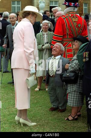 Der Schauspieler Kenny Baker, der in den Star Wars-Filmen R2D2 spielt, trifft Prinzessin Alexandra, während er an der jährlichen Gartenparty der Not Forgotten Association im Buckingham Palace teilnimmt. Stockfoto