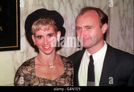 Bibliotheksdatei vom 15/7/93. Rockstar Phil Collins mit seiner Frau Jill bei der königlichen Premiere des neuen Spielberg-Films Jurassic Park am Empire Leicester Square: Der 48-jährige Popstar, der am Ufer des Genfer Sees in der Schweiz lebt, wird an diesem Wochenende seine 27-jährige Verlobte Orianne Cevey in einem Luxushotel in Lausanne heiraten, wie es heute Donnerstag, den 22.7.99, bekannt gegeben wurde. Siehe PA Story SHOWBIZ Collins Foto von Michael Stephens. Stockfoto