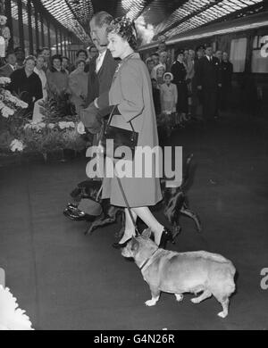 Queen Elizabeth II. Und der Herzog von Edinburgh gehen mit ihren Hunden zum Royal Car, wenn sie am Euston Station in London ankommen. Stockfoto