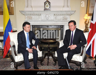 Der kolumbianische Präsident Juan Manuel Santos trifft den britischen Premierminister David Cameron in der Downing Street 10 im Zentrum von London. Stockfoto