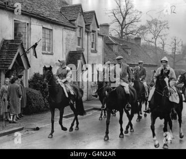 Gegen den Regen gekleidet verlassen Queen, Right und Princess Margaret das Badminton House mit dem Herzog von Beaufort für eine Fahrt durch den Badminton Great Park. Stockfoto