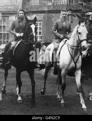 Queen Elizabeth II, Left, und Princess Margaret machen ihren morgendlichen Ausritt im Badminton Great Park vor dem Beginn der Tagesereignisse bei den Badminton Horse Trials. Stockfoto