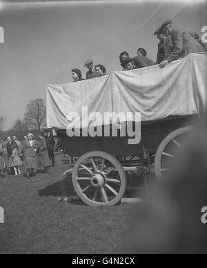 Königin Elizabeth II, Prinzessin Margaret und die Prinzessin Royal (Prinzessin Mary) erhalten am zweiten Tag der Olympischen Pferdespiele in Badminton, Gloucestershire, einen Blick auf die Tribüne - von einem umgebauten Farmkarren aus - der Ausdauer-, Geschwindigkeits- und Langlaufprüfung. Stockfoto