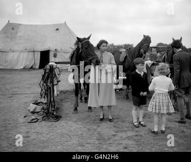 Königin Elizabeth II. Mit Prinz Charles und Prinzessin Anne im Windsor Great Park, um den Herzog von Edinburgh beim Polo zu sehen. Stockfoto