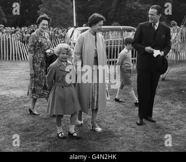 Queen Elizabeth II. Mit Prinzessin Anne und Prinz Charles im Smith's Lawn, Windsor Great Park, wo der Herzog von Edinburgh Polo spielte. Stockfoto