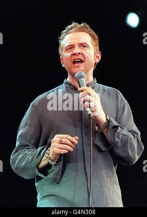 Mick Hucknall Leadsänger der Band Simply Red auf der Bühne beim ersten von zwei "Route of Kings" Konzerten im Londoner Hyde Park. Stockfoto