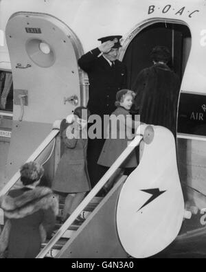 Prinz Charles und Prinzessin Anne folgen der Königin die Stufen hinauf zum BOAC Argonaut-Linienschiff Atalanta am Flughafen Heathrow. Sie verabschiedeten sich von ihren Eltern, die zu einem dreiwöchigen Besuch nach Nigeria aufreisten. Stockfoto