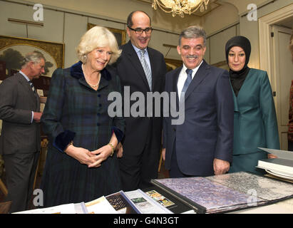 Die Herzogin von Cornwall mit dem Präsidenten der Türkei Abdullah Gul (zweite rechts) und seiner Frau Hayrunnisa im Clarence House, wo sie eine Ausstellung der Arbeit der Prince's Foundation for the Built Environment sahen und dann Studenten der Prince's School of Traditional Arts trafen Stockfoto