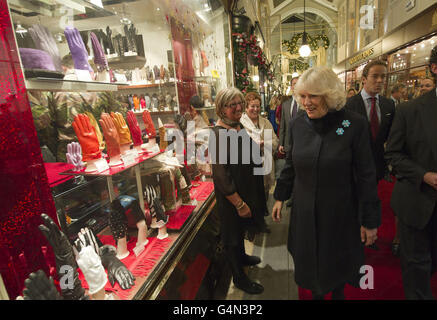 Die Herzogin von Cornwall trifft Ladenbesitzer und Gäste in der Burlington Arcade in Piccadilly, London, wo sie die Weihnachtsbeleuchtung angeschaltet hat. Stockfoto