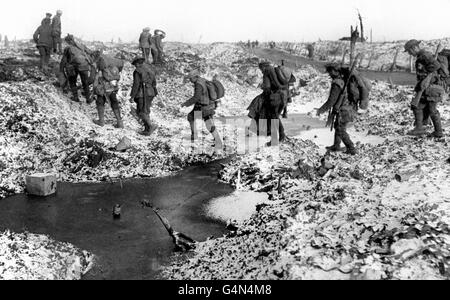 Britische Soldaten verhandeln Ende 1916 nach dem Ende der alliierten Offensive eine Schneelandschaft entlang des Flusses Somme. Stockfoto