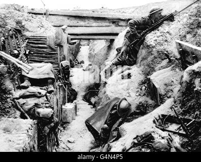 Ein britischer Grenadier Guardsman wacht auf 'No-man's Land', während seine Kameraden während der Schlacht an der Somme 1916 in einem gefangenen deutschen Graben bei Ovillers bei Albert schlafen. Stockfoto