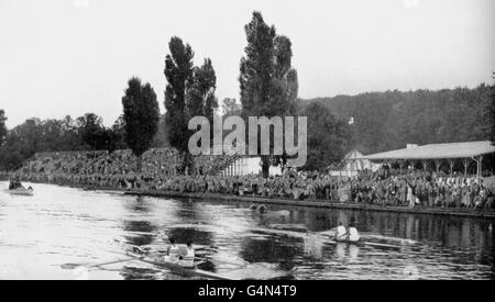 Das britische Paar Jack Wilson und Rann Laurie (nächste Kamera) auf ihrem Weg zur Goldmedaille vor dem Schweizer Paar Hans kalt und Josef kalt, die Silber gewannen, und dem italienischen Paar Felice Fanetti und Bruno Boni, die Bronze gewannen. Stockfoto