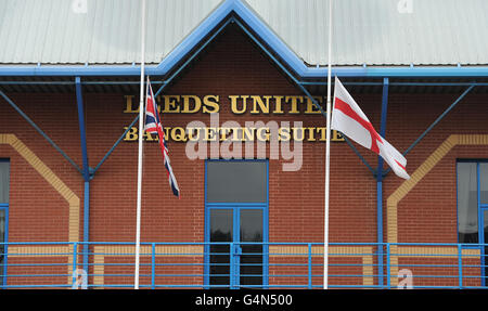 Fußball - Gary Speed Tributes. Flaggen fliegen am halben Mast vor der Elland Road, Leeds. Stockfoto