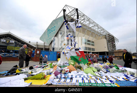 Fußball - Gary Speed Tributes. Tribute werden um die Statue von LEED's United Legend Billy Bremner vor der Elland Road, Leeds, gelegt. Stockfoto