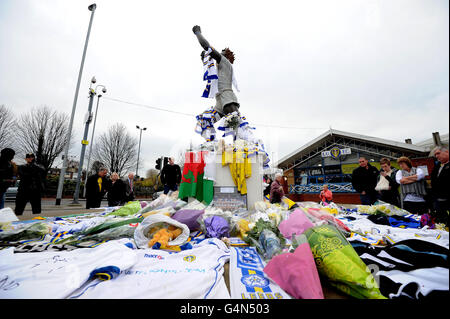 Tribute werden um die Statue von LEED's United Legend Billy Bremner vor der Elland Road, Leeds, gelegt. Stockfoto