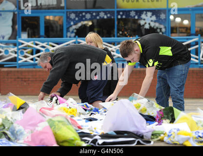 Fußball - Gary Speed Tributes. Tribute werden um die Statue von LEED's United Legend Billy Bremner vor der Elland Road, Leeds, gelegt. Stockfoto