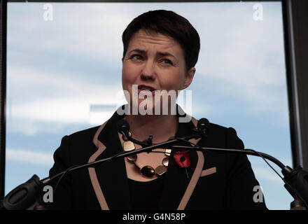 Ruth Davidson 32, hält eine Pressekonferenz als neue schottische konservative Führerin im Zentrum von Edinburgh. Stockfoto