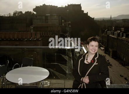 Ruth Davidson 32, hält eine Pressekonferenz als neue schottische konservative Führerin im Zentrum von Edinburgh. Stockfoto