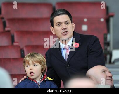 Fußball - Barclays Premier League - Manchester United gegen Sunderland - Old Trafford. David Miliband, Vorstandsmitglied von MdB und Sunderland, an den Tribünen Stockfoto