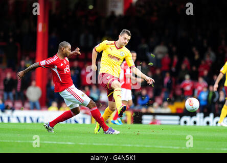 Marvin Elliott von Bristol City und Jay Rodriguez von Burnley in Aktion. Stockfoto