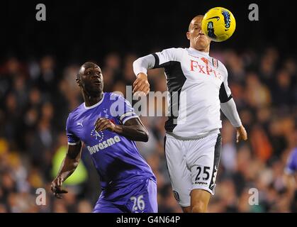 Tottenham Hotspur's Ledley King (links) und Fulham's Bobby Zamora (rechts) Stockfoto