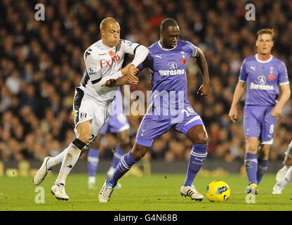 Fulham's Bobby Zamora (links) und Tottenham Hotspur's Ledley King (rechts) In Aktion Stockfoto