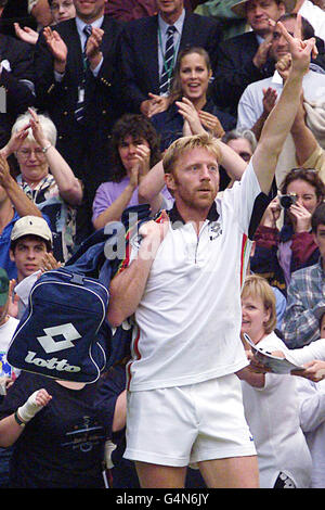 Keine kommerzielle Nutzung. Der Deutsche Boris Becker feiert seinen Sieg gegen den deutschen Landsmann Nicolas Kiefer bei den Wimbledon-Tennismeisterschaften 1999. Stockfoto