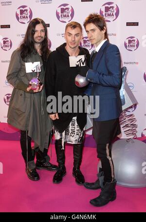 (Von links nach rechts) Tomo Milicevic, Shannon Leto und Jared Leto von 30 Sekunden zum Mars im Presseraum bei den MTV Europe Music Awards 2011 in der Odyssey Arena, Belfast. Stockfoto